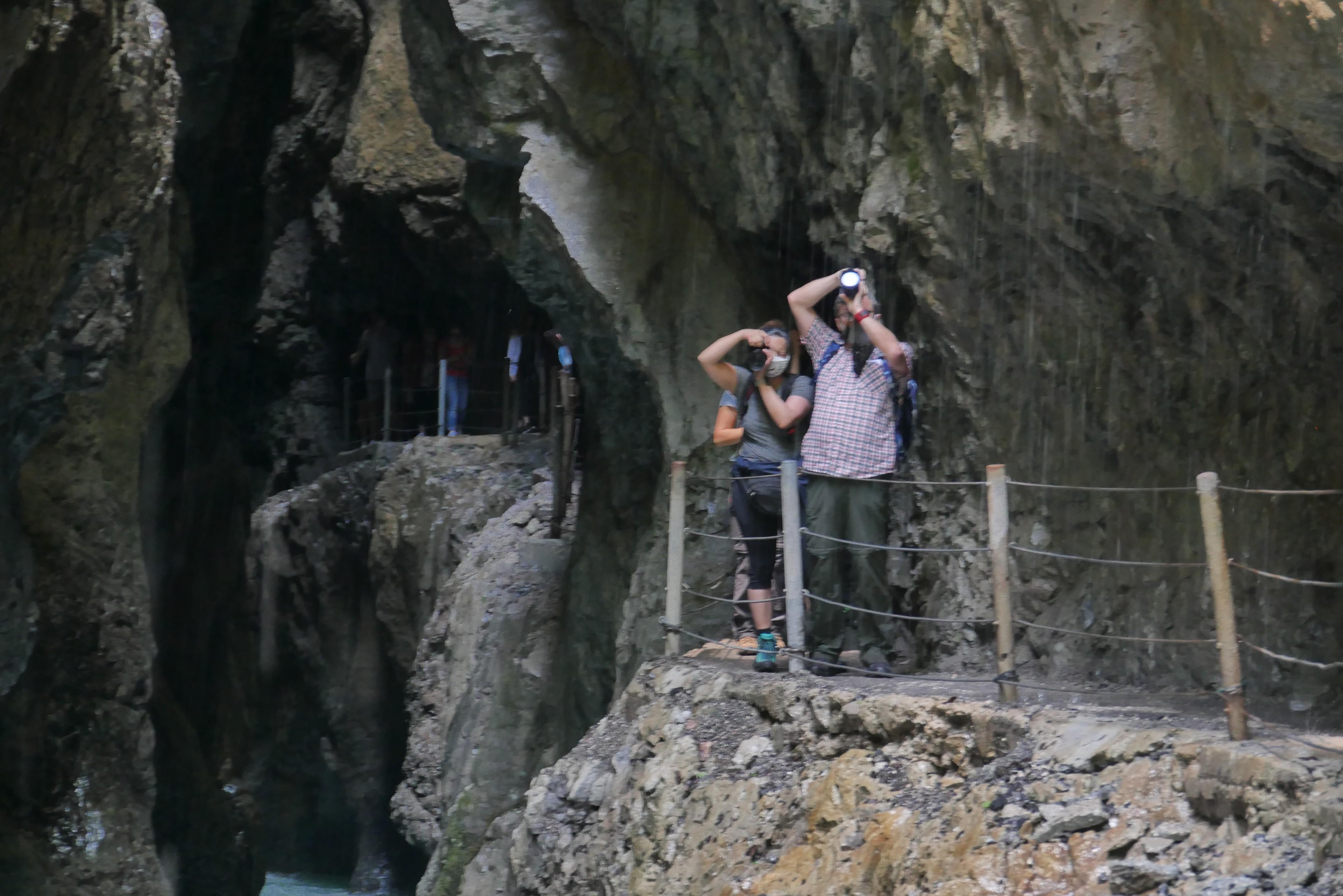 Teilnehmende der Fotowanderung fotografieren in der Partnachklamm