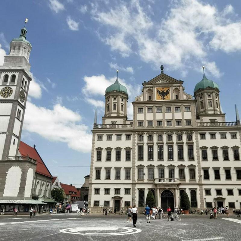 Rathaus und Perlachturm in Augsburg, wo der Krimi-Trail spielt