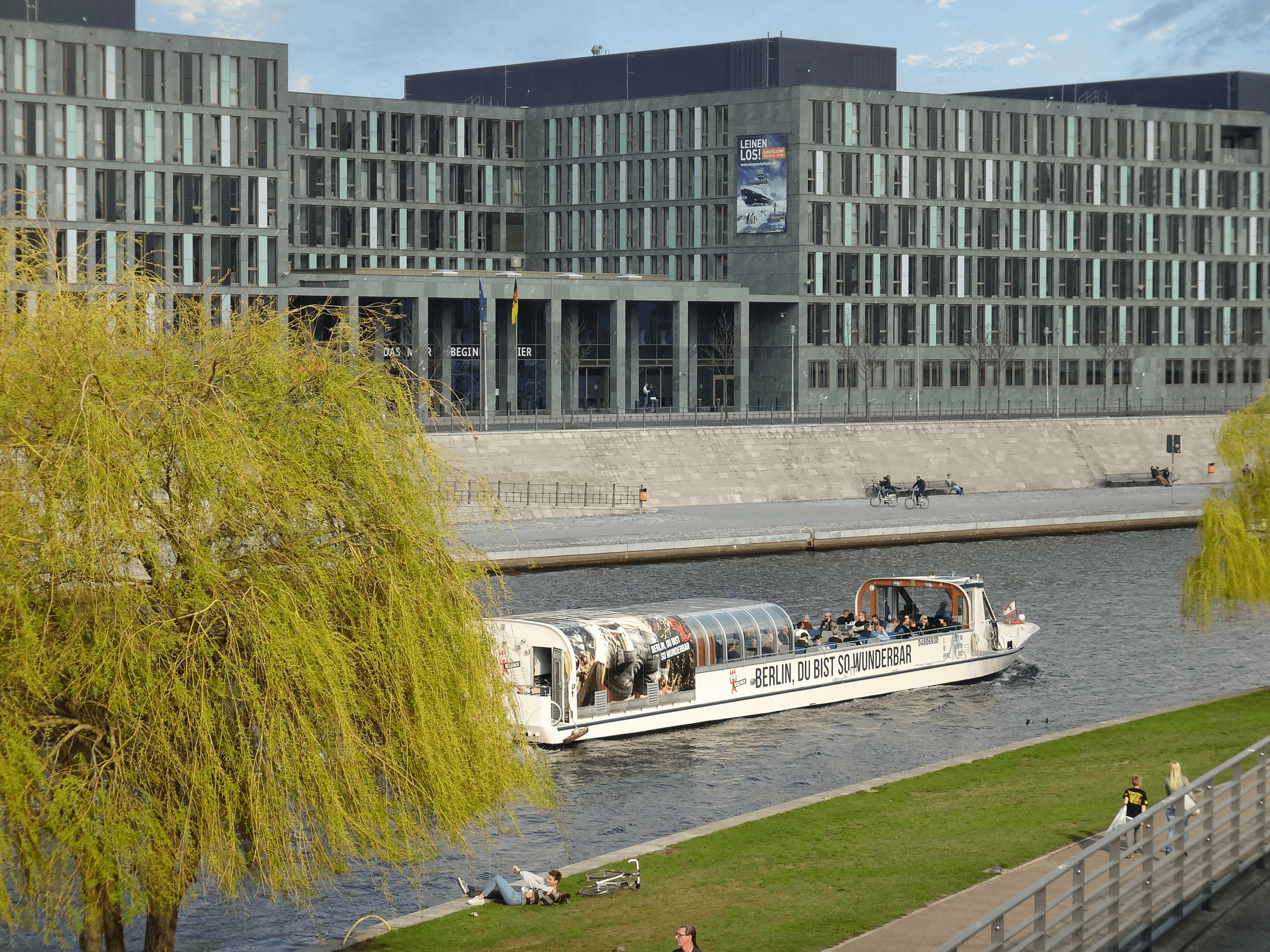 Fahrgastschiff bei einer City-Tour auf der Spree durch Berlin