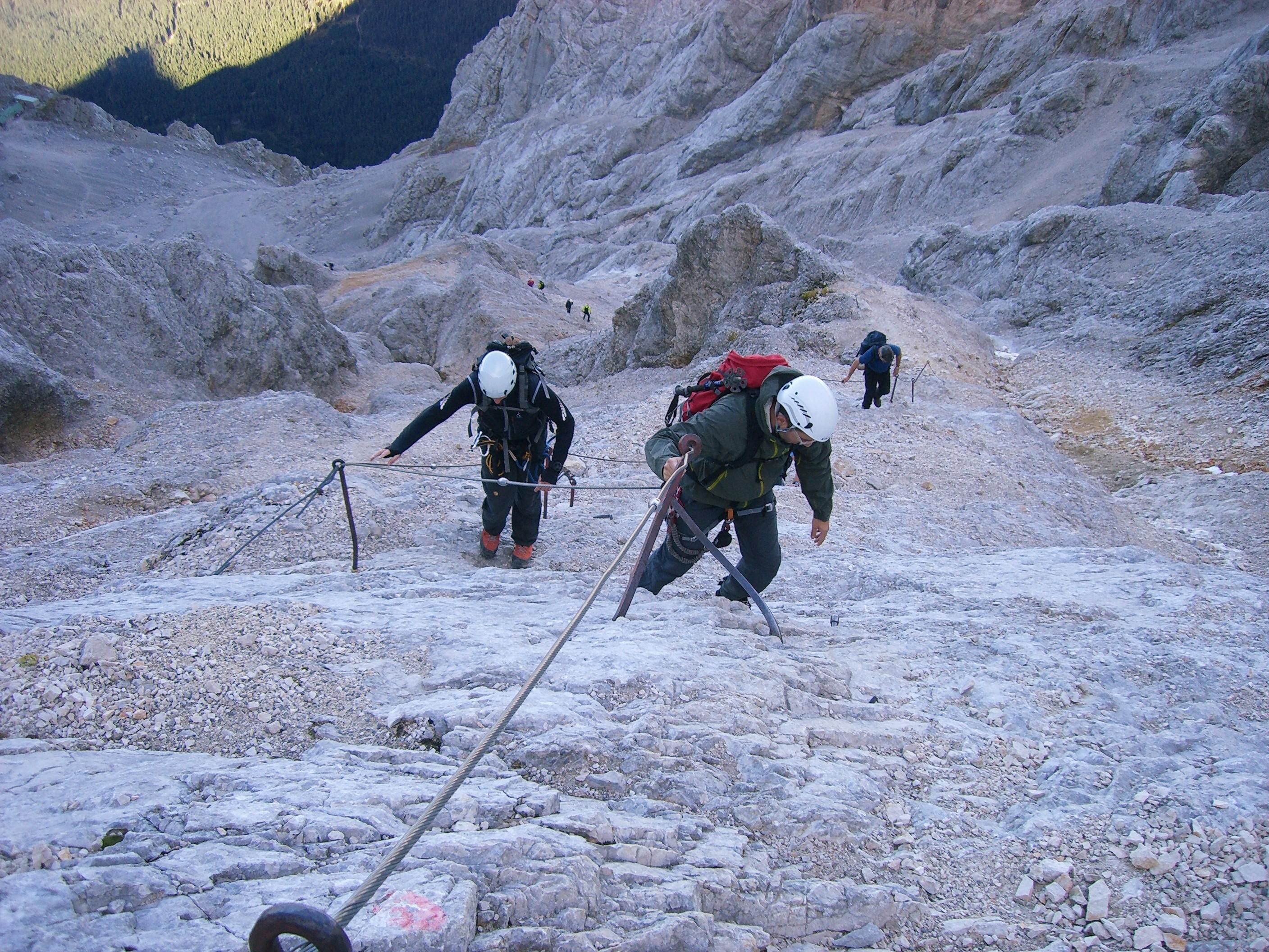 Menschen mit Klettersteig-Ausrüstung in den Alpen bei einer geführten Klettersteig-Tour