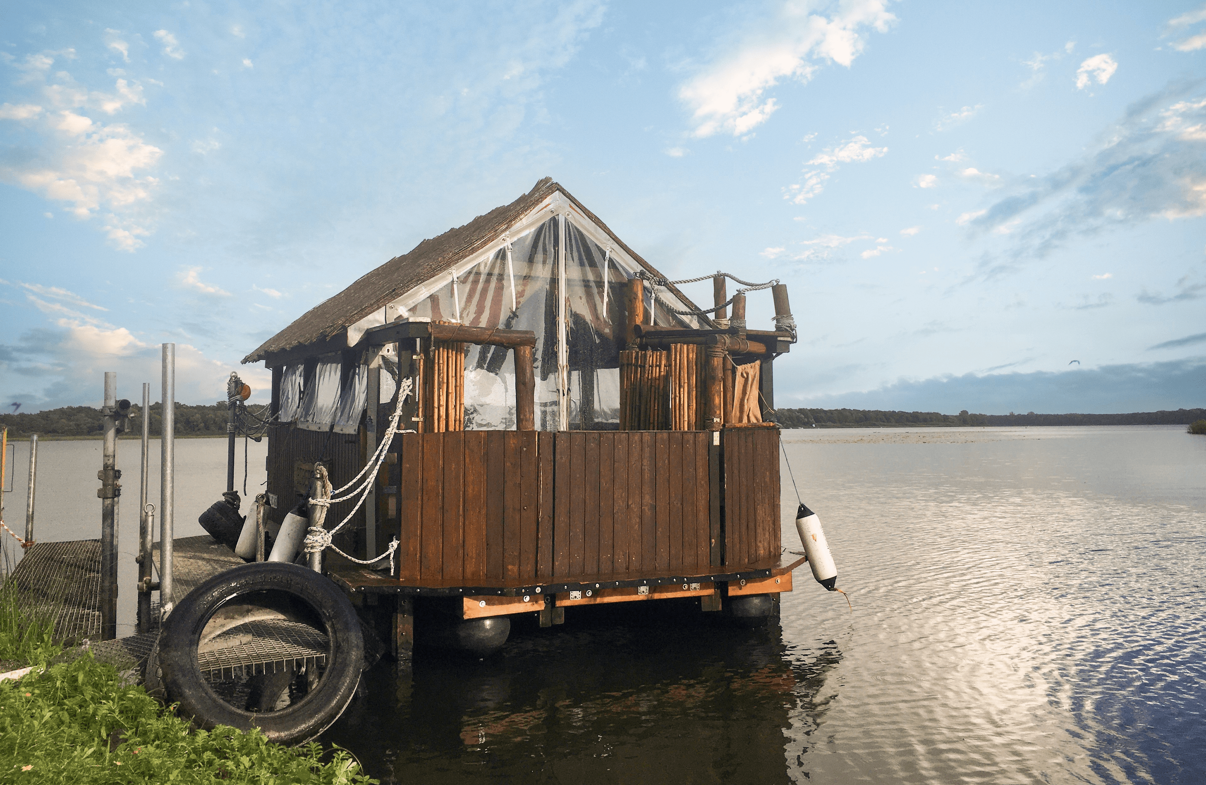 Floß mit Hütte darauf am Anleger im Breitlingsee