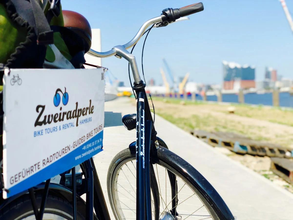 Ein Fahrrad mit der Aufschrift Zweiradperle bei einer Sightseeing-Rundfahrt in Hamburg