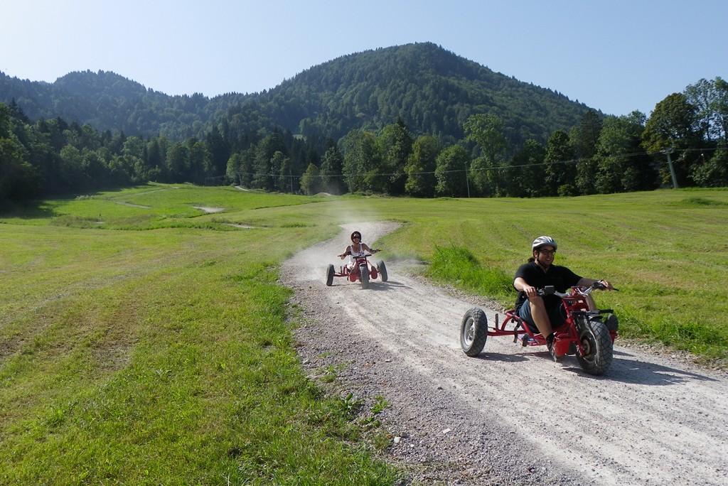 2 Personen fahren mit Bullcarts in Lenggries