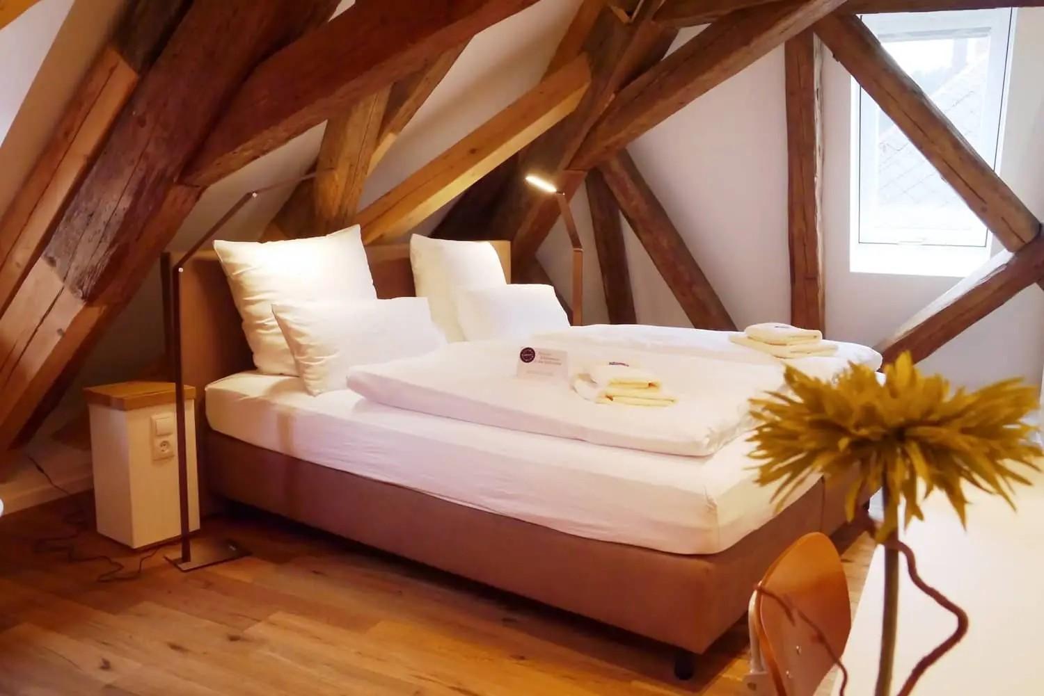 Zimmer mit Doppelbett in den Hollerhöfen in Waldeck bei Kemnath