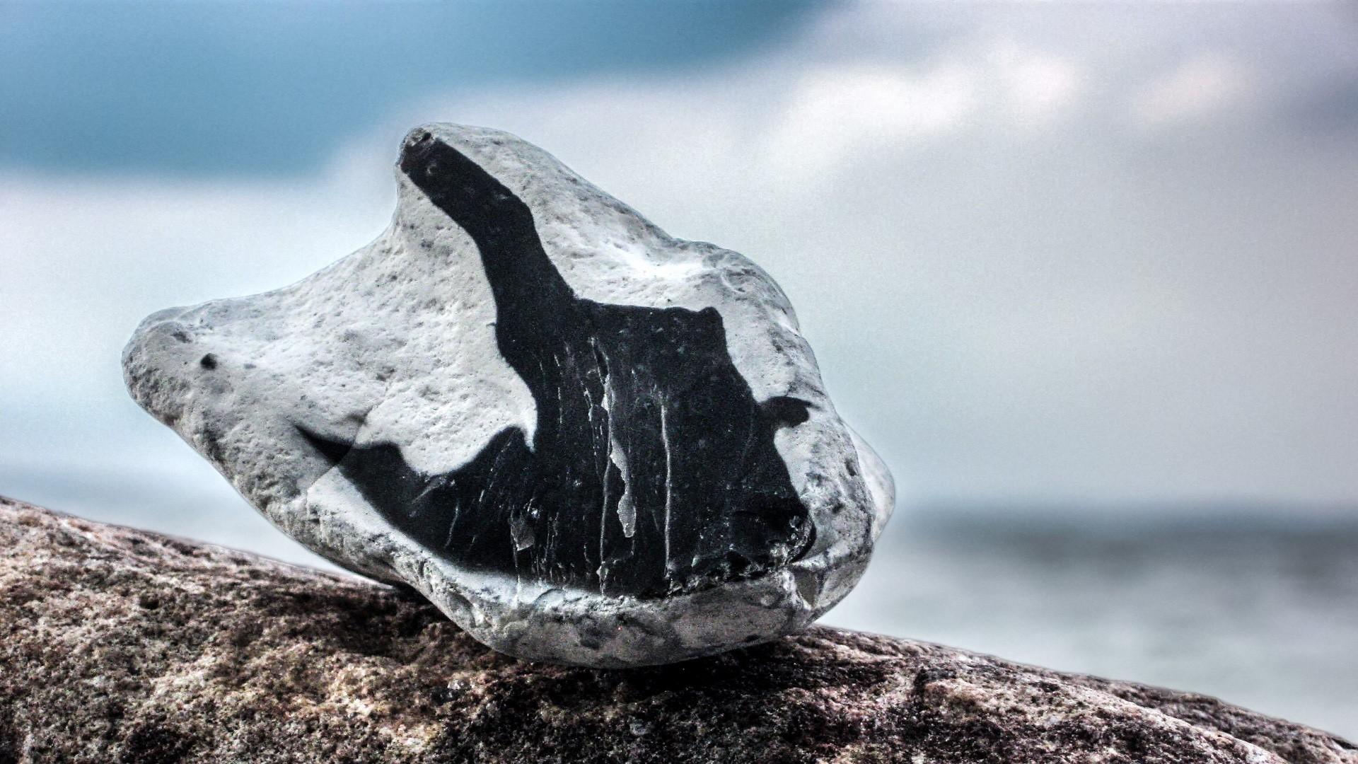 Ein Stein mit der Ostsee im Hintergrund
