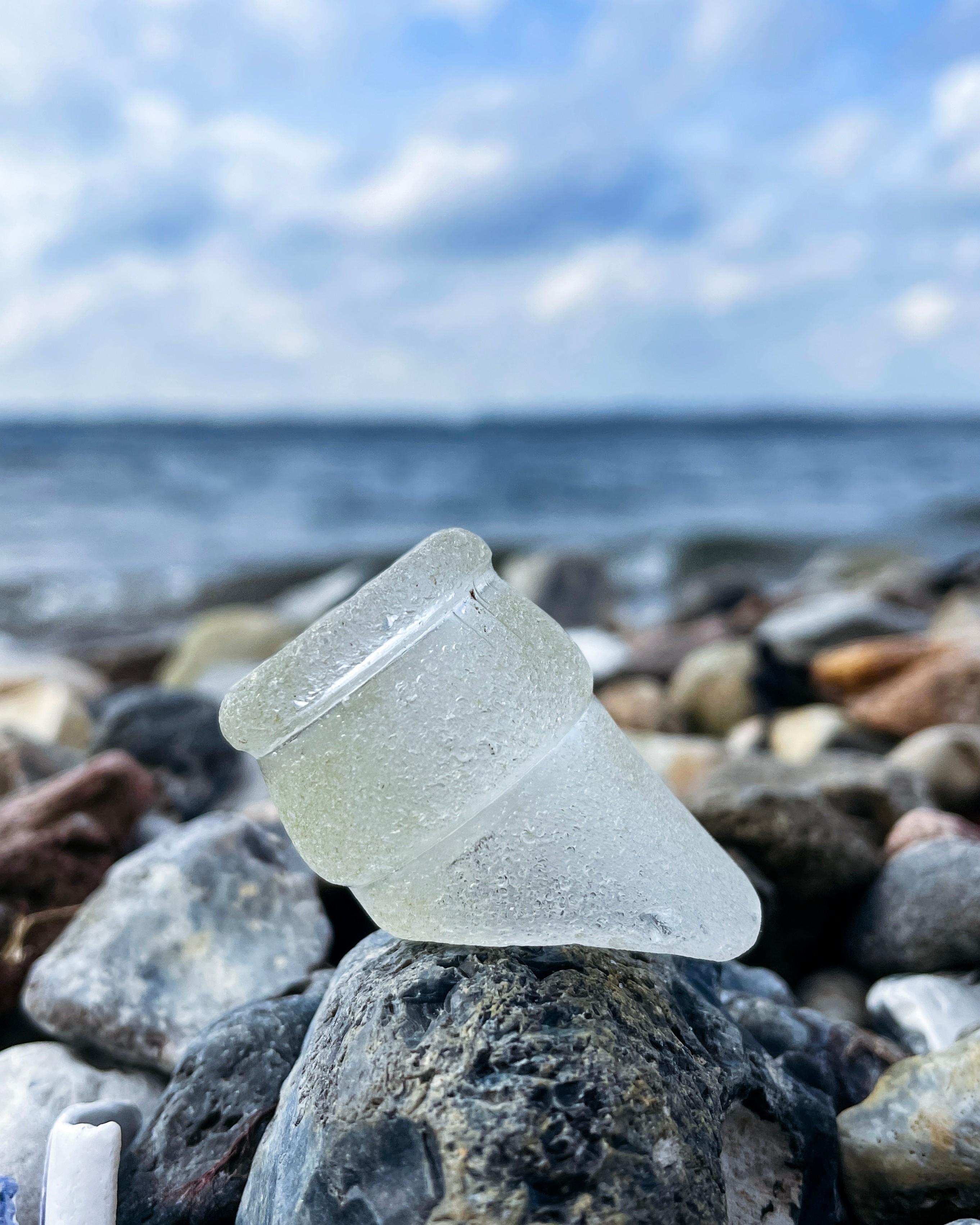 Ein vom Meer abgeschliffener Flaschenhals am Strand