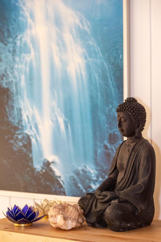 Ein Buddha als Deko im Zentrum für Lebensfreude „Aloha am See“, wo das Breathwork-Retreat stattfindet