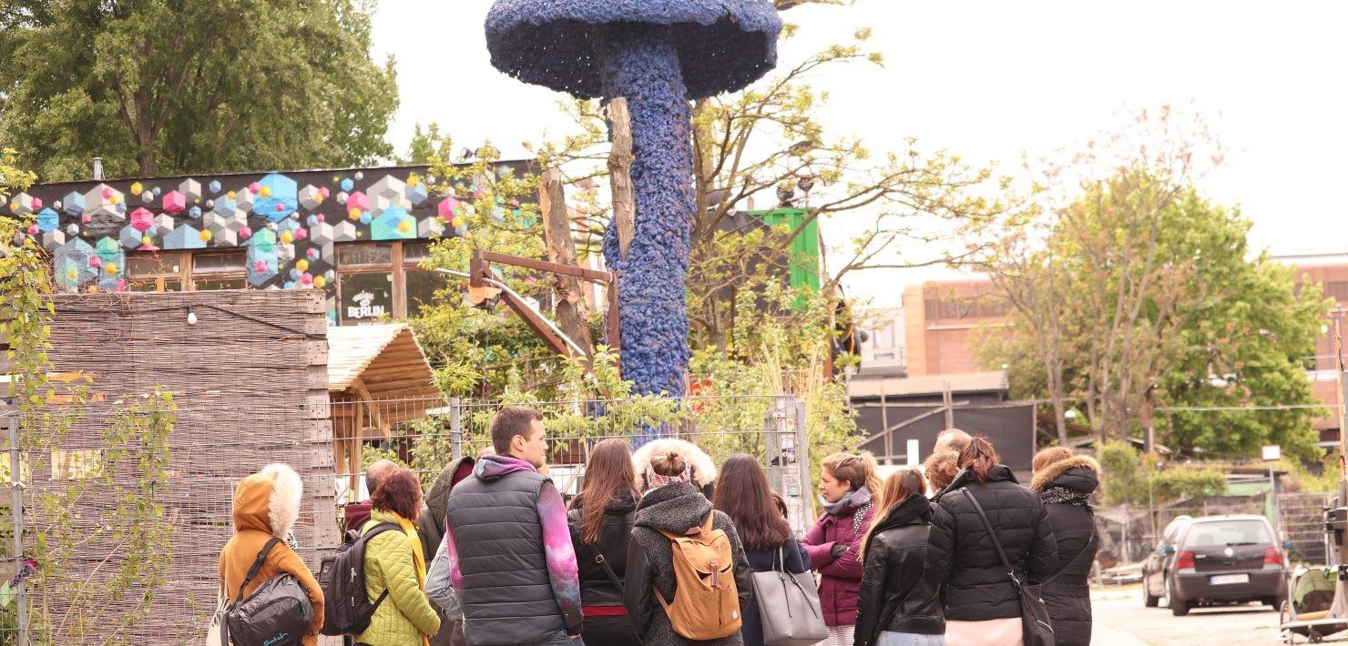 Eine Gruppe bei einer Street-Art-Tour in Berlin