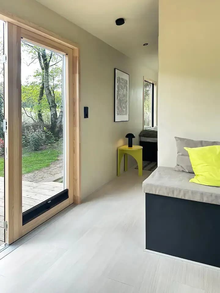 Innenansicht eines Tiny Houses in der Lüneburger Heide mit Ausstattung