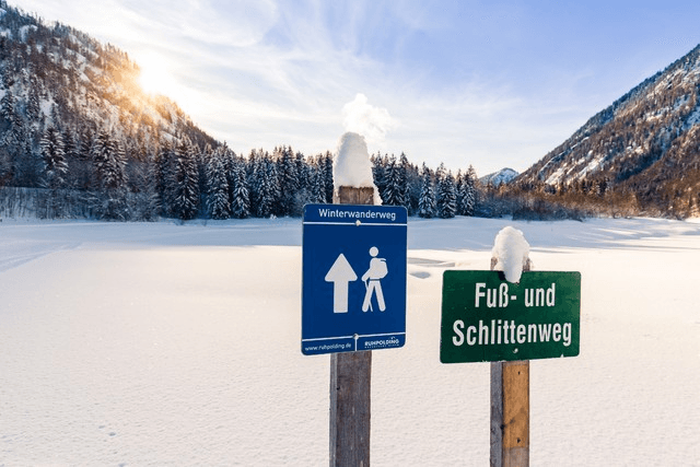 Wegweiser im 3-Seen-Gebiet bei Ruhpolding im Winter