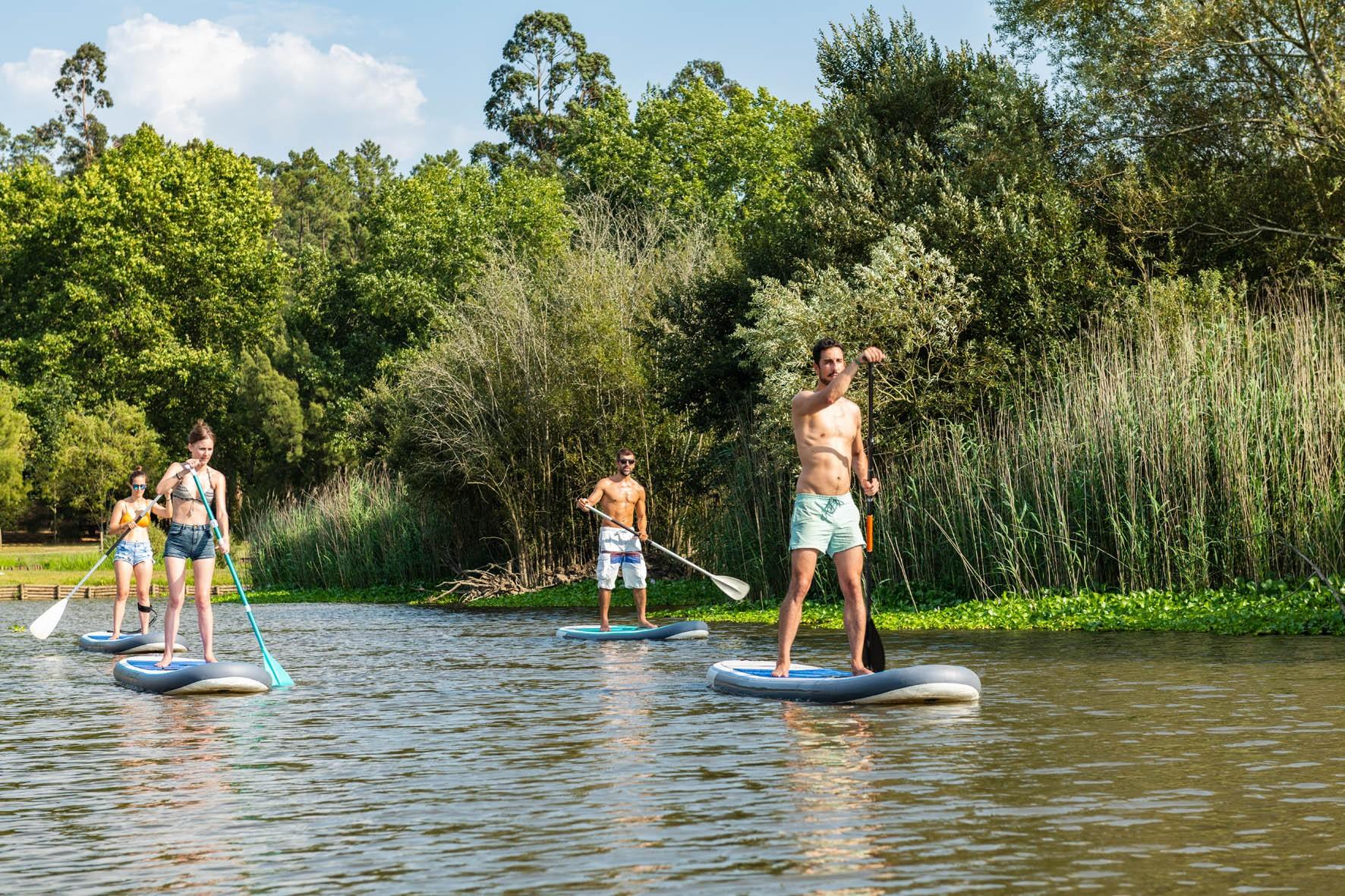 Eine Gruppe bei einer SUP-Tour im Dümmer Weserland