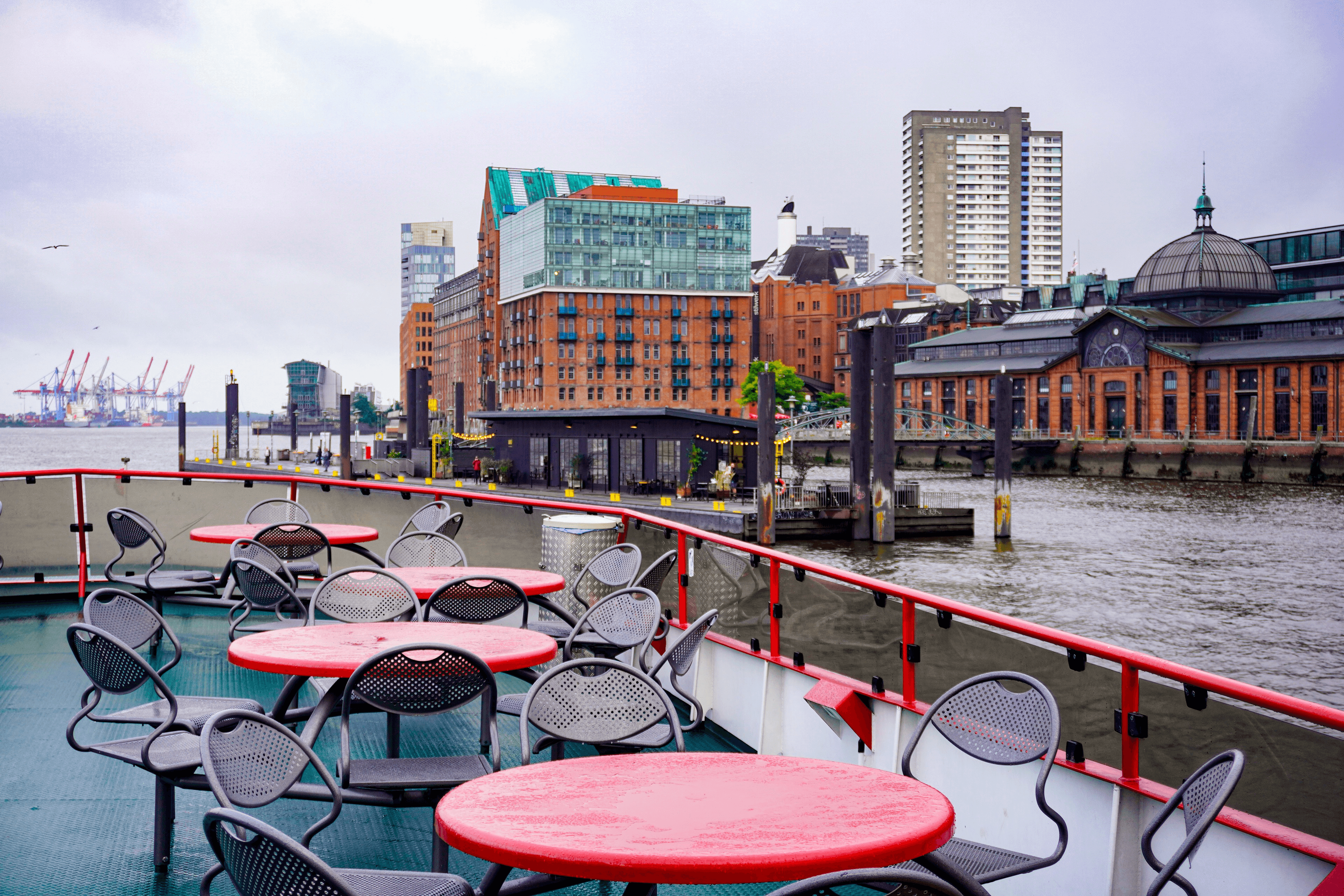 Hamburger Fischmarkt von der Fähre aus