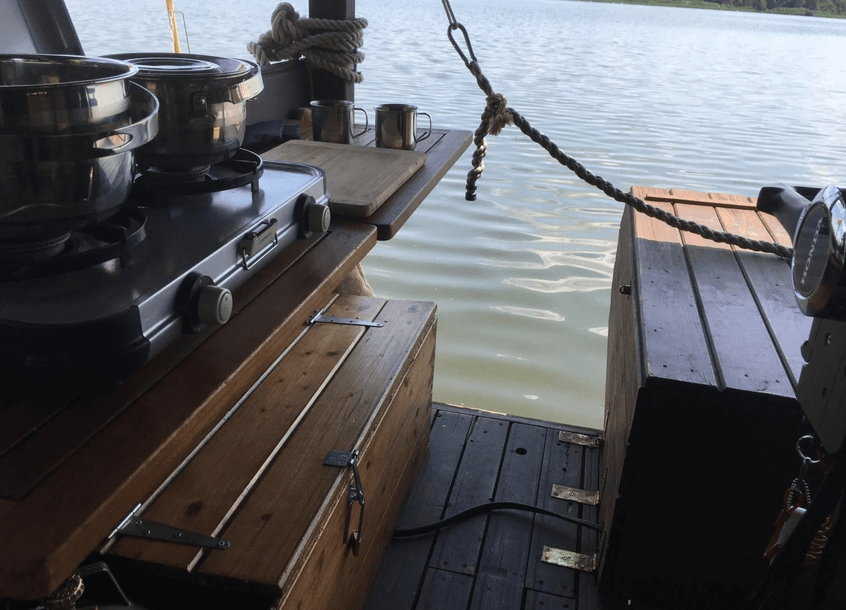 Kleine Kombüse im Floß mit Blick aufs Wasser