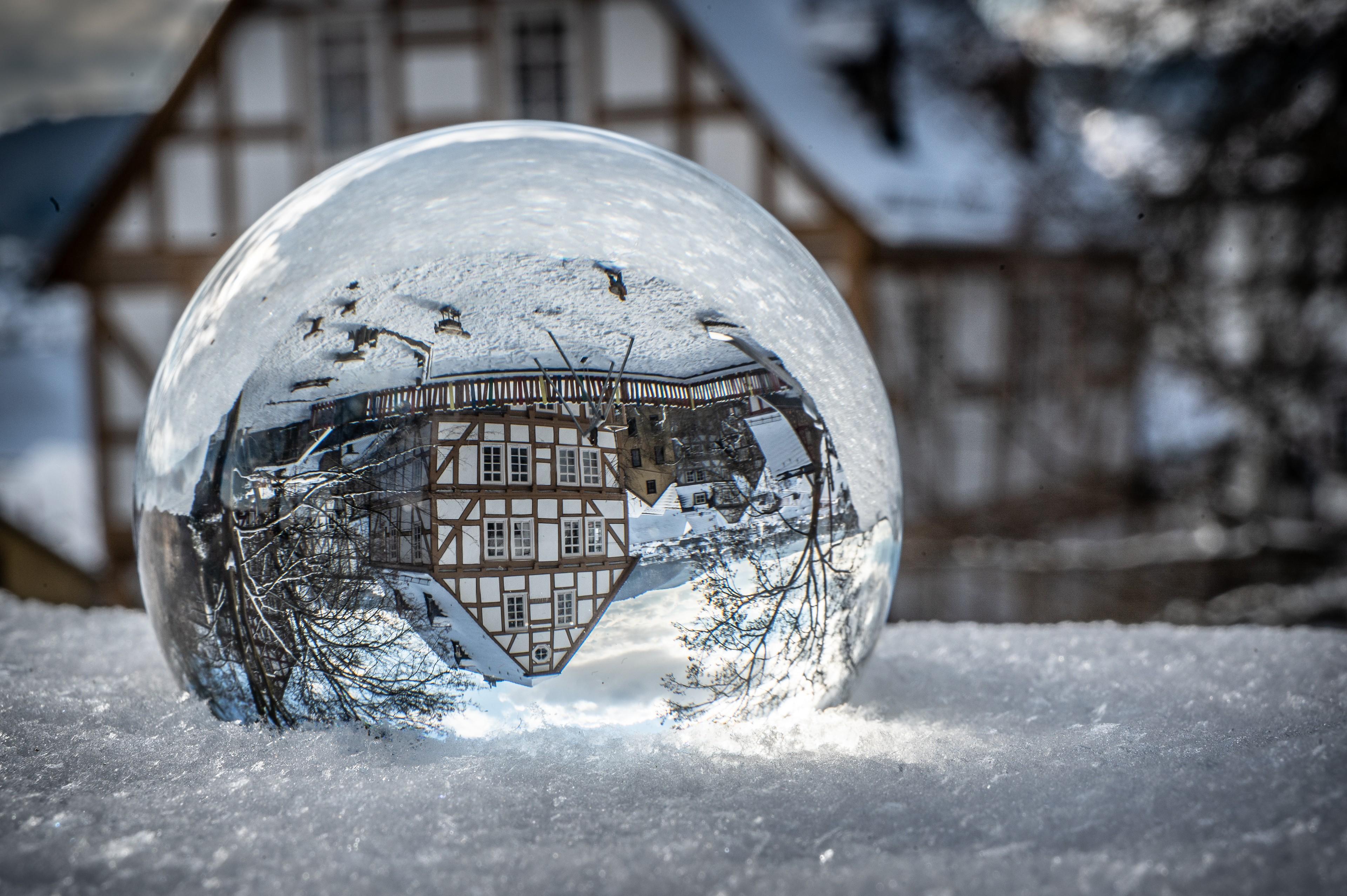 Marburg im Winter, das sich in einem Lensball spiegelt