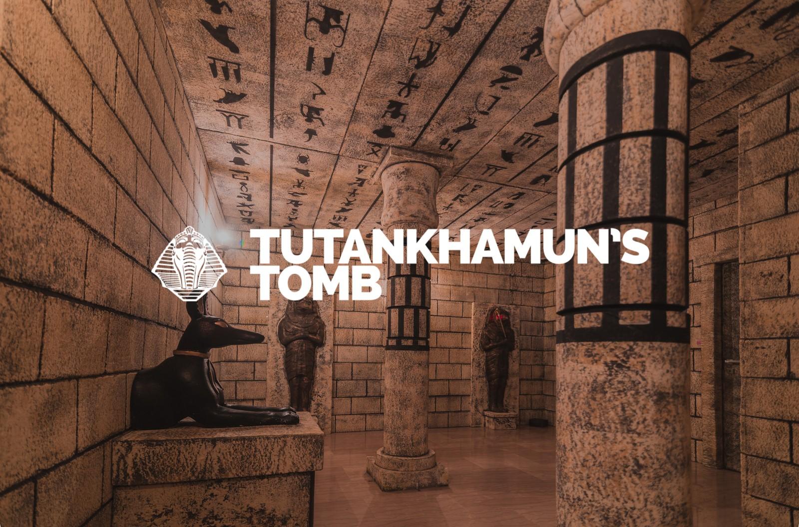 Escape Room, der als ägyptische Grabkammer gestaltet ist mit dem Schriftzug Tutankhamun's Tomb