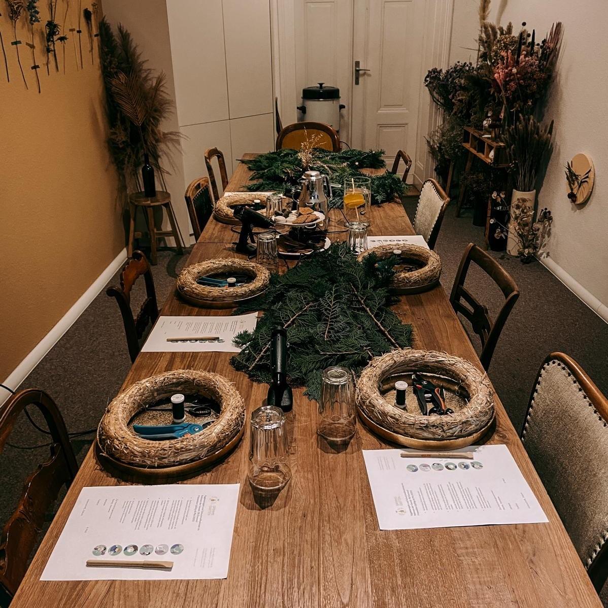 Tisch mit Adventskranz-Rohlingen
