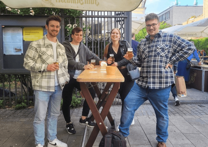 Guide Hendrik mit Teilnehmenden seiner Bier-Stadtführung in Düsseldorf