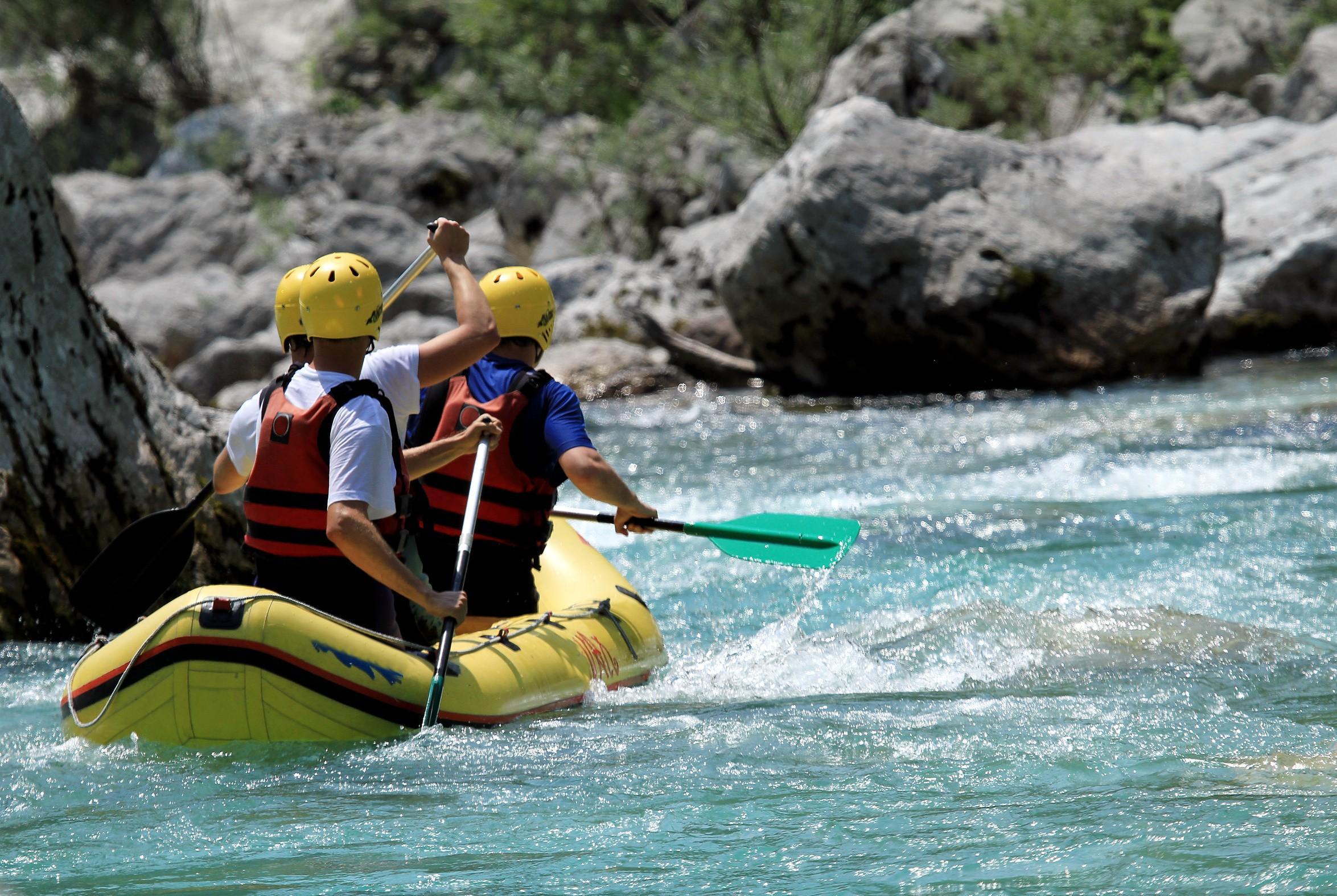 Schlauchboot auf der Isar bei einer Kanutour