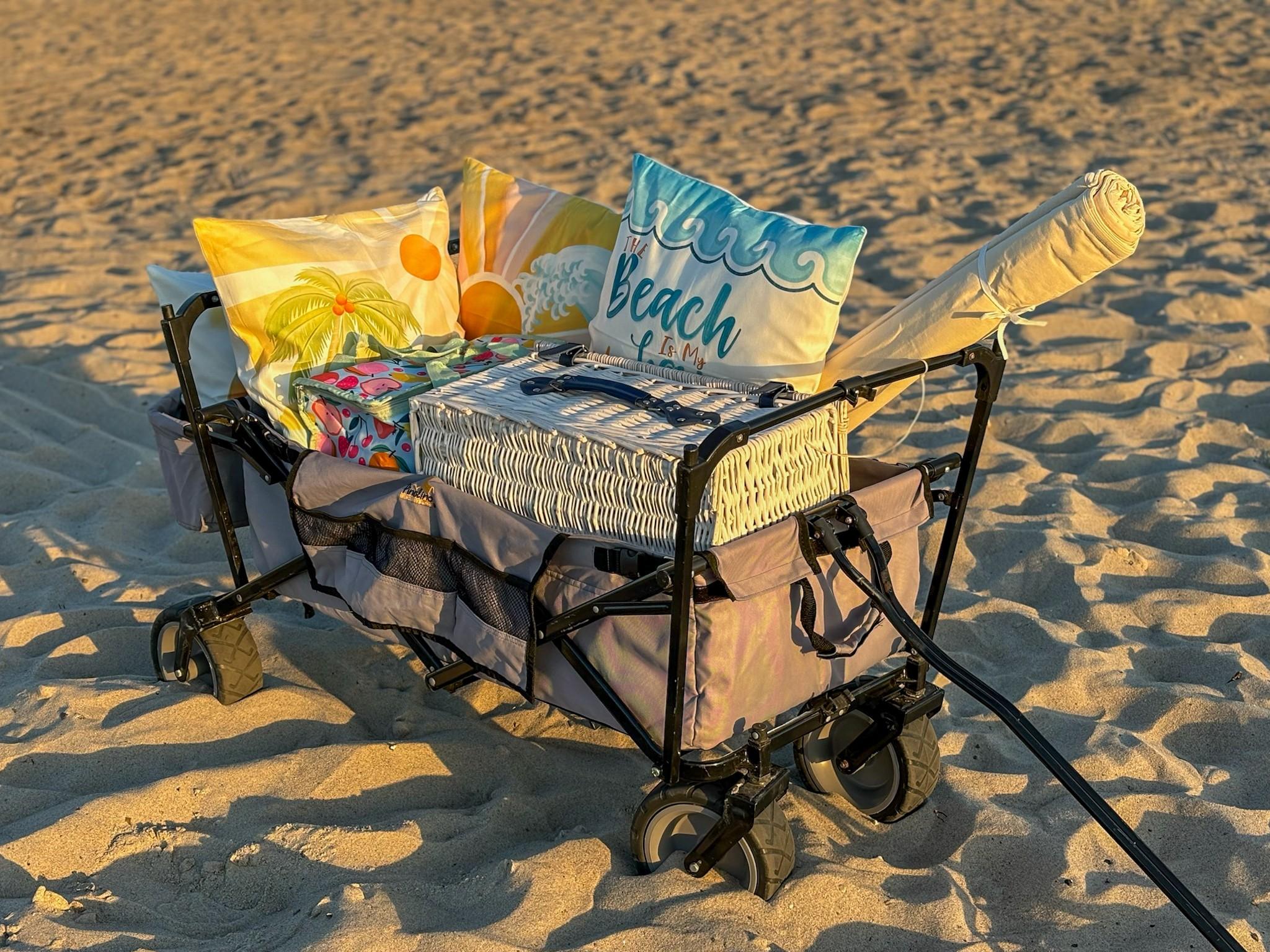 Ein Bollerwagen mit Picknick-Utensilien für den Strand in Warnemünde