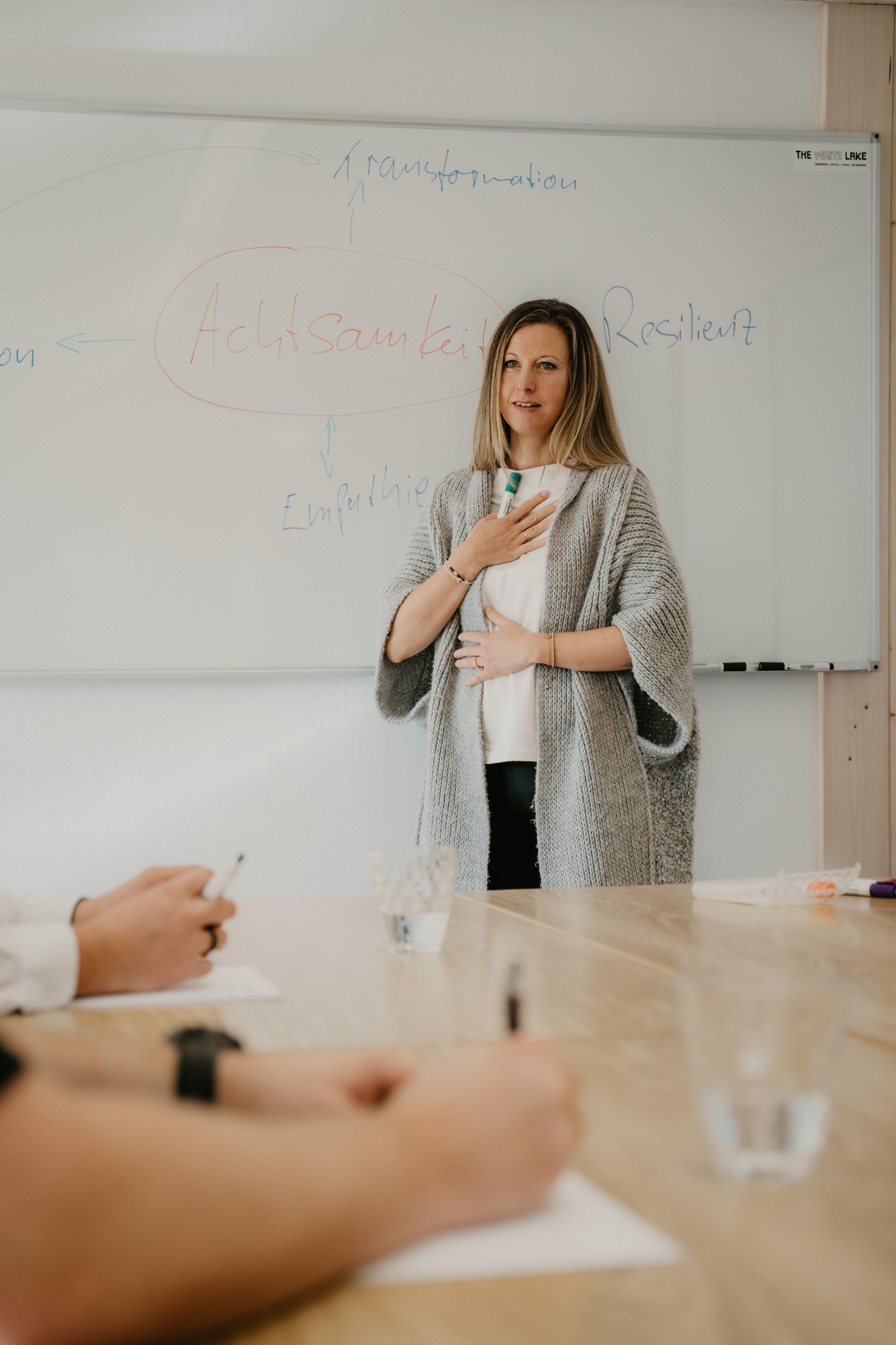 Die Trainerin Dr. Martina Weifenbach vor einem Whiteboard