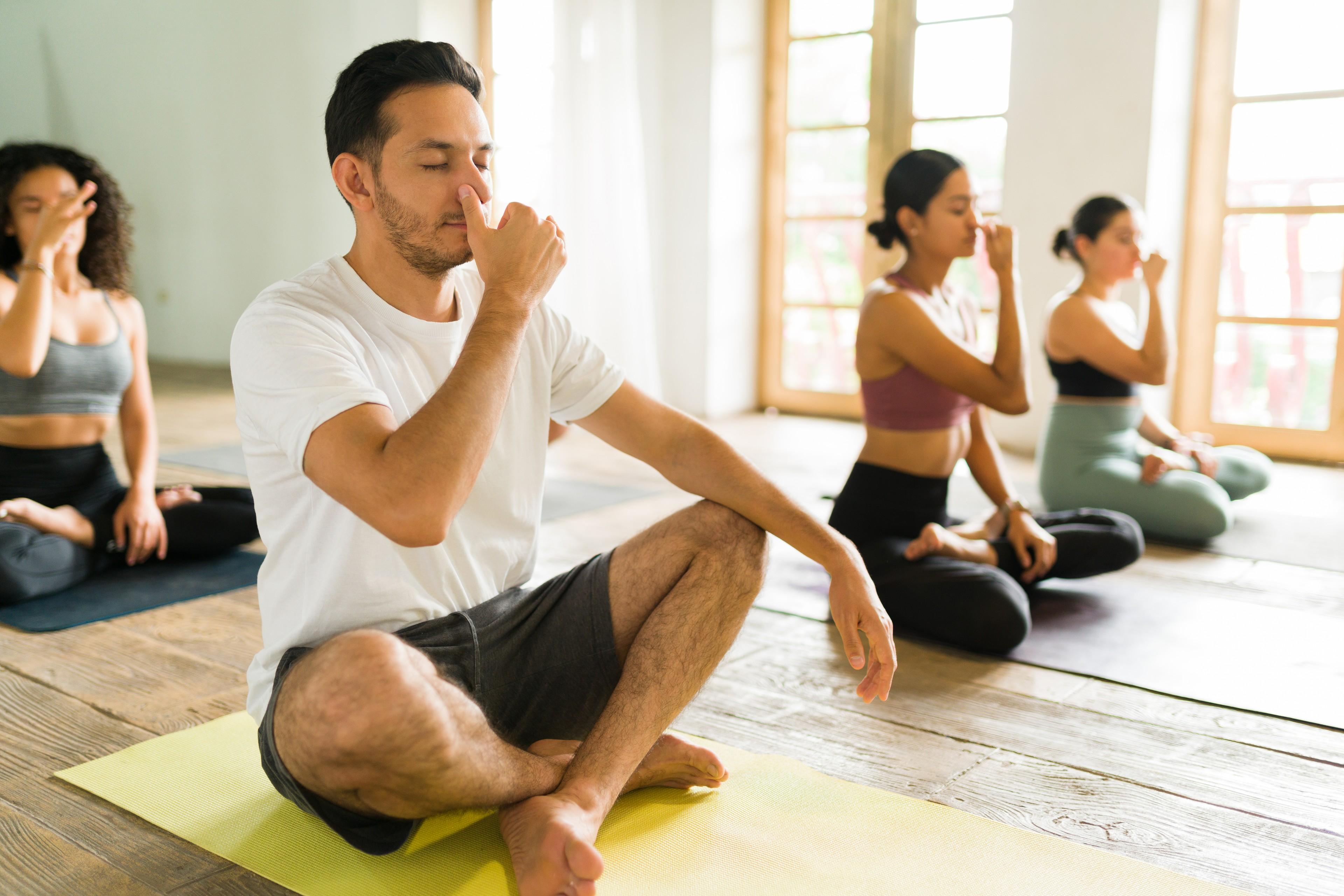 Mehrere Personen machen eine Atemübung während eines Breathwork-Retreats
