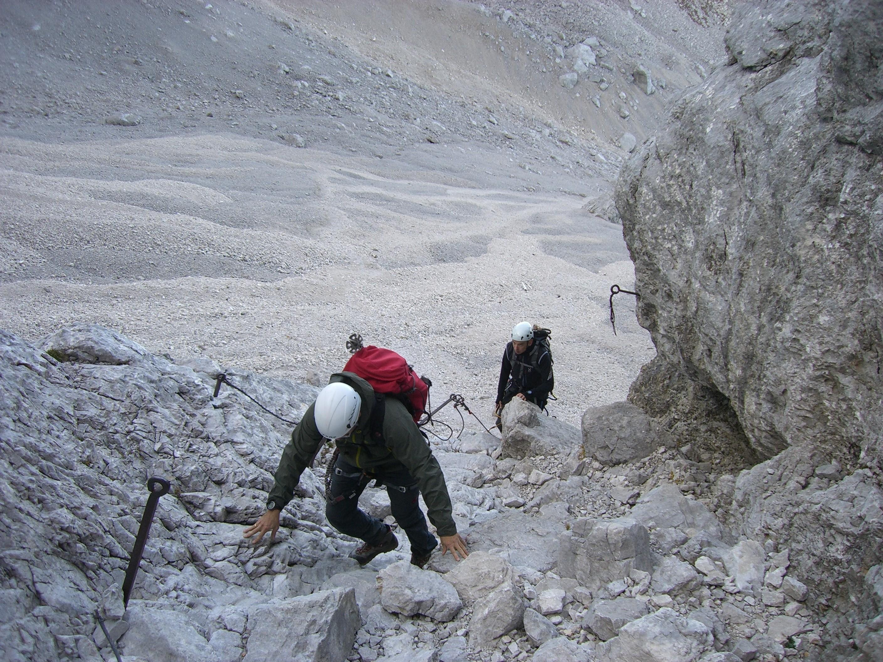 Menschen mit Klettersteig-Ausrüstung in den Alpen bei einer geführten Klettersteig-Tour