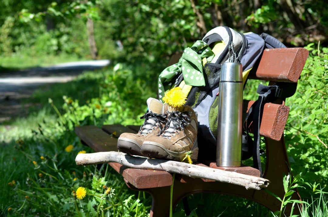 Wanderausrüstung auf einer Bank