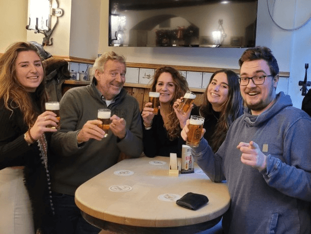 Guide Hendrik mit Teilnehmenden seiner Bier-Stadtführung in Düsseldorf