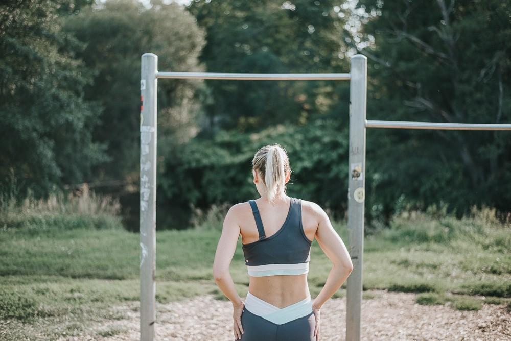 Eine Frau beim Personal Workout