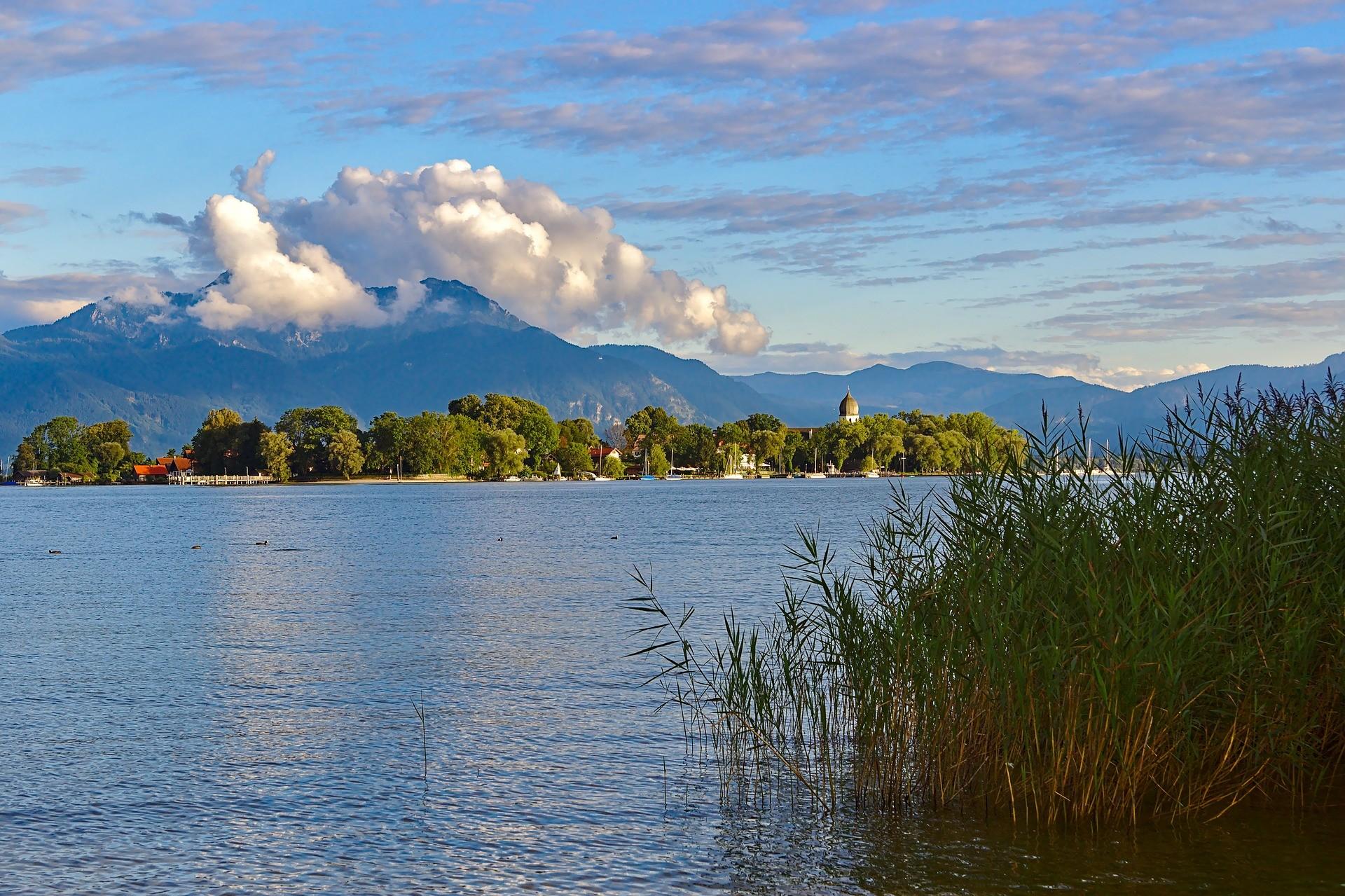 Chiemsee mit Alpen im Hintergrund