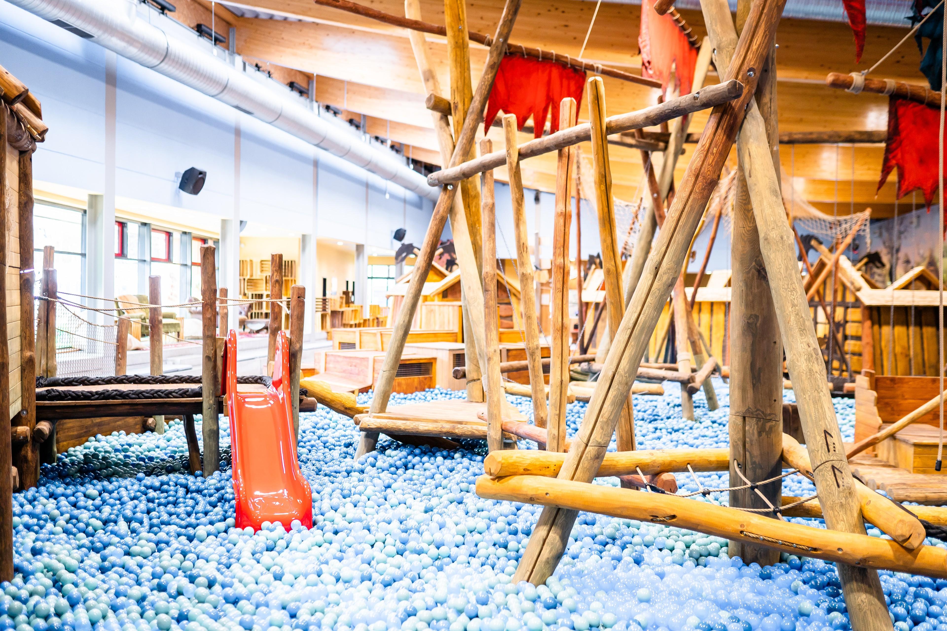 Eine Rutsche im Bällebad im Wikinger-Indoorspielplatz Kühlungsborn