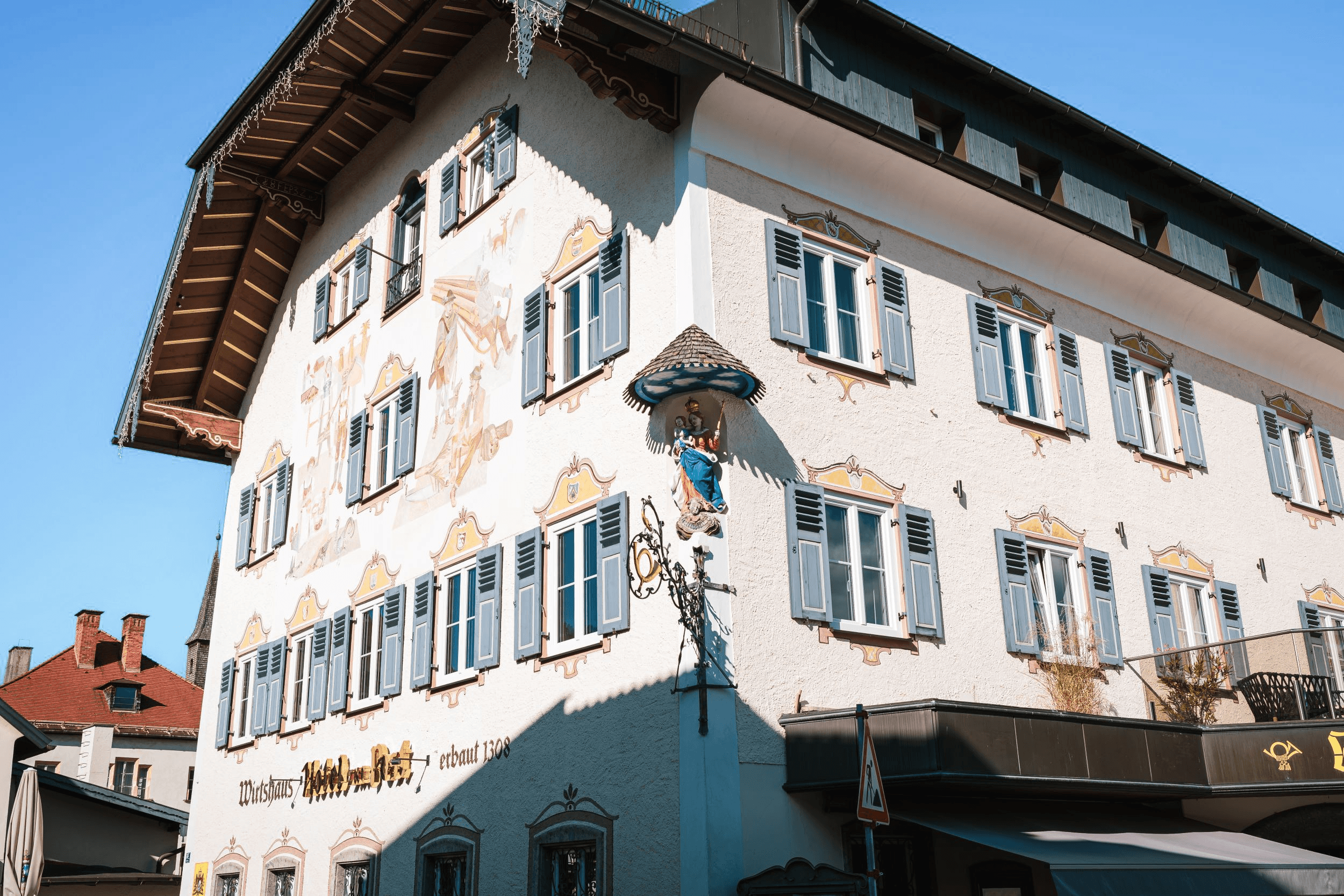 Bemalte Fassade des Hotels Zur Post in Ruhpolding