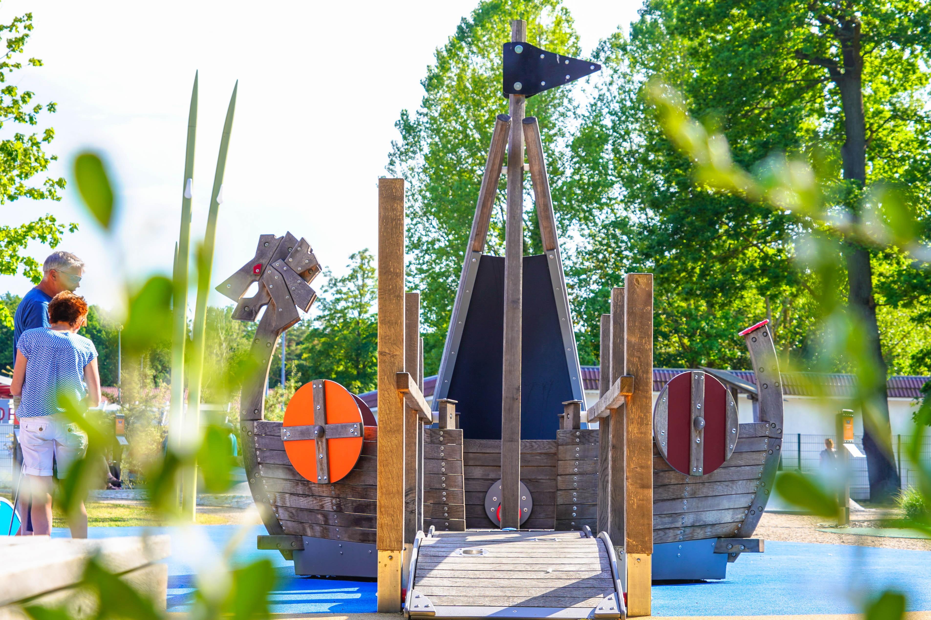 Ein Wikingerschiff auf der Minigolf-Anlage im kü.bo.la Kühlungsborn