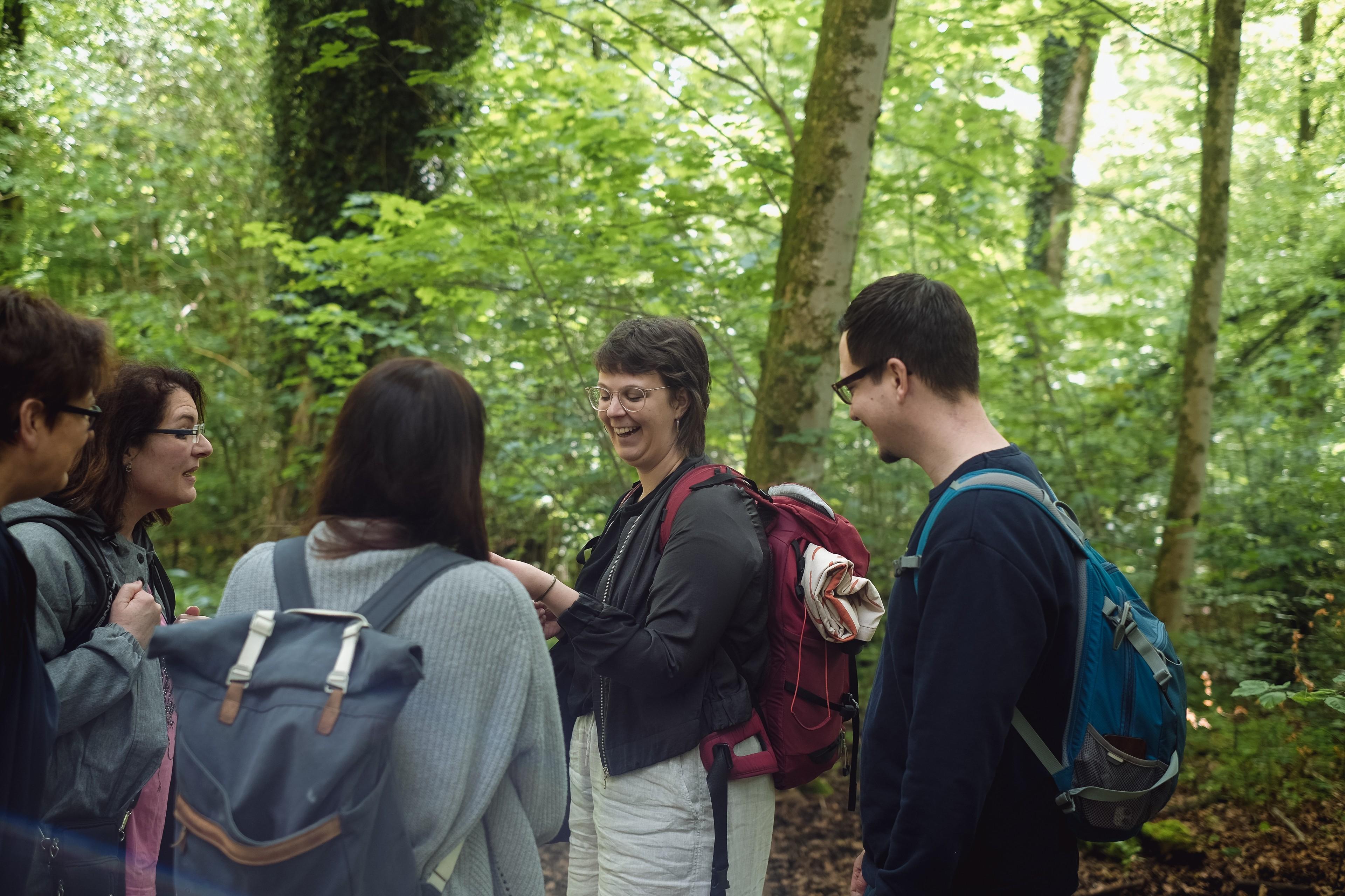 Coach Daniela Wagner mit einer Gruppe beim Waldbaden