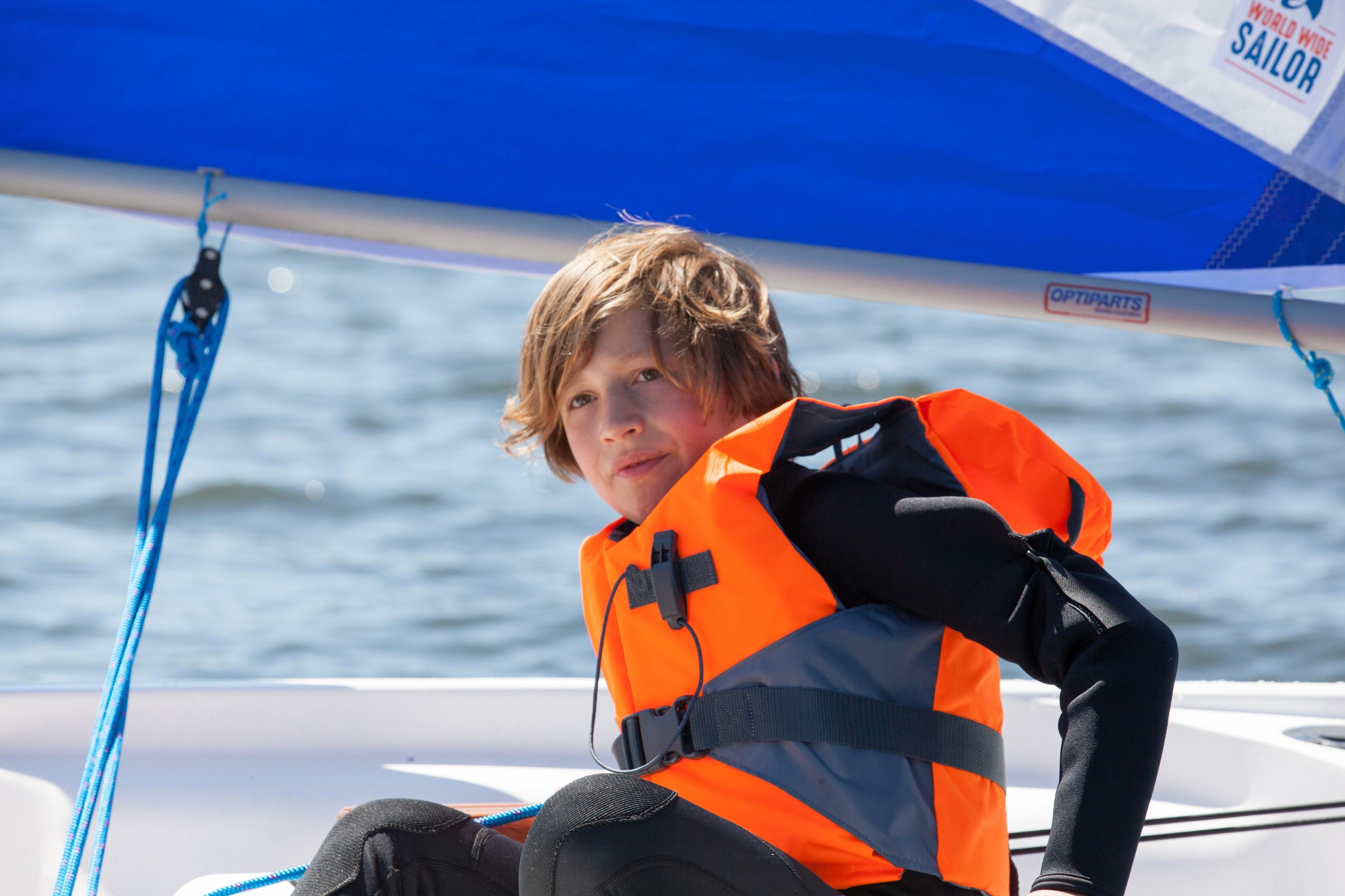 Ein Kind beim Schnuppersegeln in Travemünde