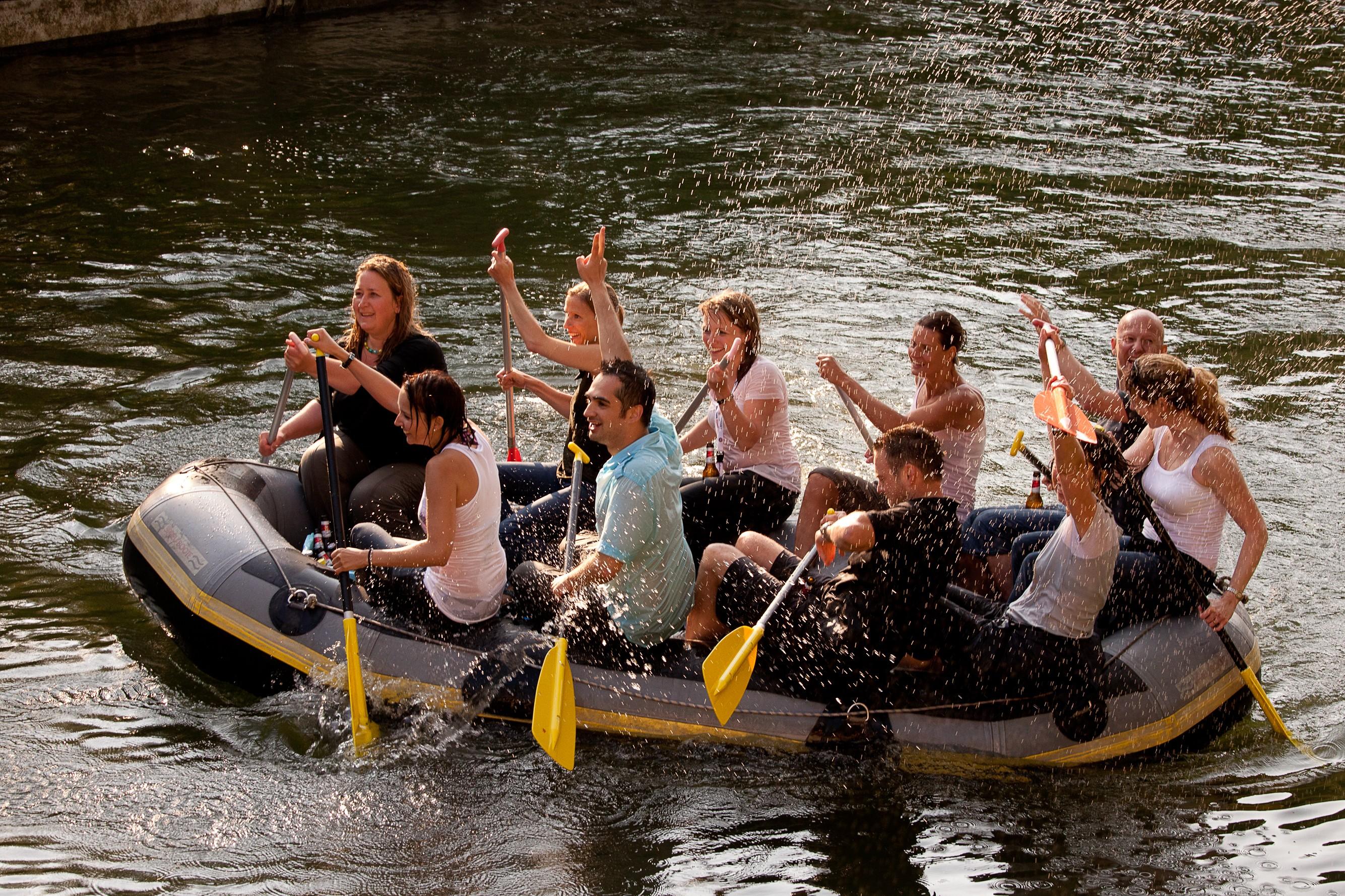 Eine Gruppe in einem Schlauchboot bei einer Bootstour auf der Isar