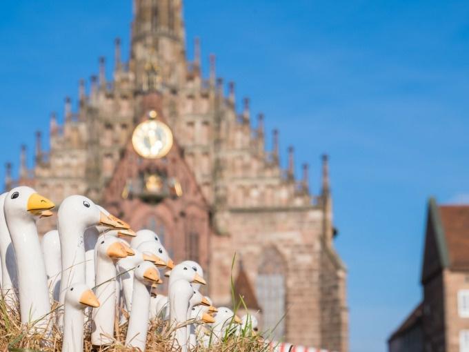 Am Ostermarkt und um den Ostermarkt und rund um den Ostermarkt herum