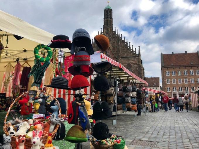 Am Ostermarkt und um den Ostermarkt und rund um den Ostermarkt herum