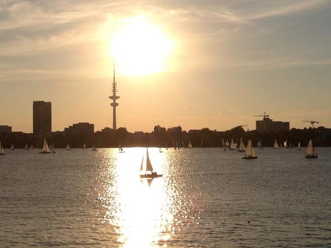 Traumhafter Sundowner-Törn mit Zweimast-Segelkutter auf der Hamburger Alster