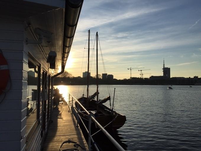 Traumhafter Sundowner-Törn mit Zweimast-Segelkutter auf der Hamburger Alster