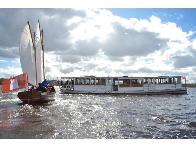 Traumhafter Sundowner-Törn mit Zweimast-Segelkutter auf der Hamburger Alster