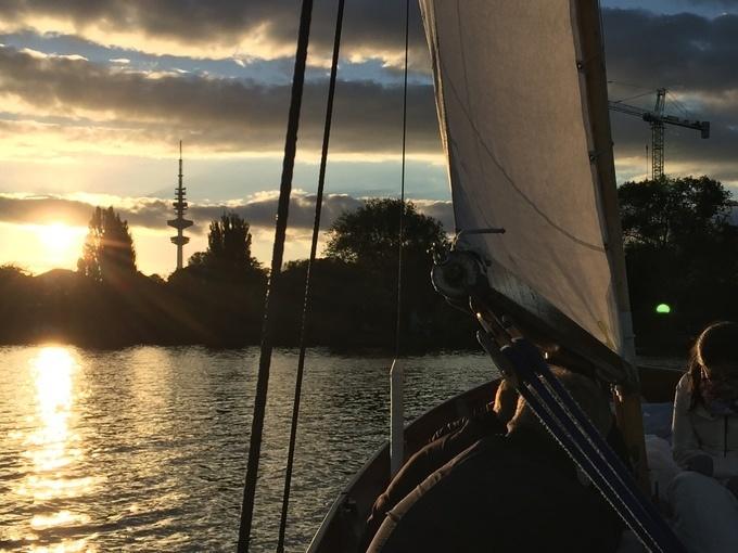 Traumhafter Sundowner-Törn mit Zweimast-Segelkutter auf der Hamburger Alster
