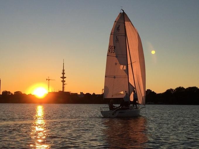 Traumhafter Sundowner-Törn mit Zweimast-Segelkutter auf der Hamburger Alster