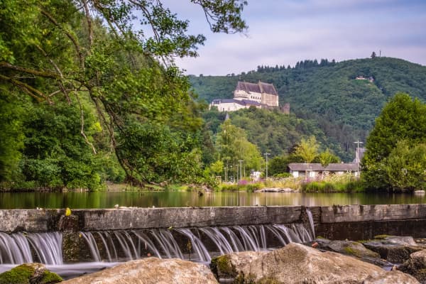 Wasserfall in Vianden mit Blick auf das Schloss