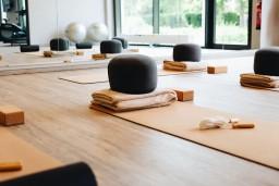 Raum mit Yoga-Matten für einen Yoga-Kurs im aja Garmisch-Partenkirchen