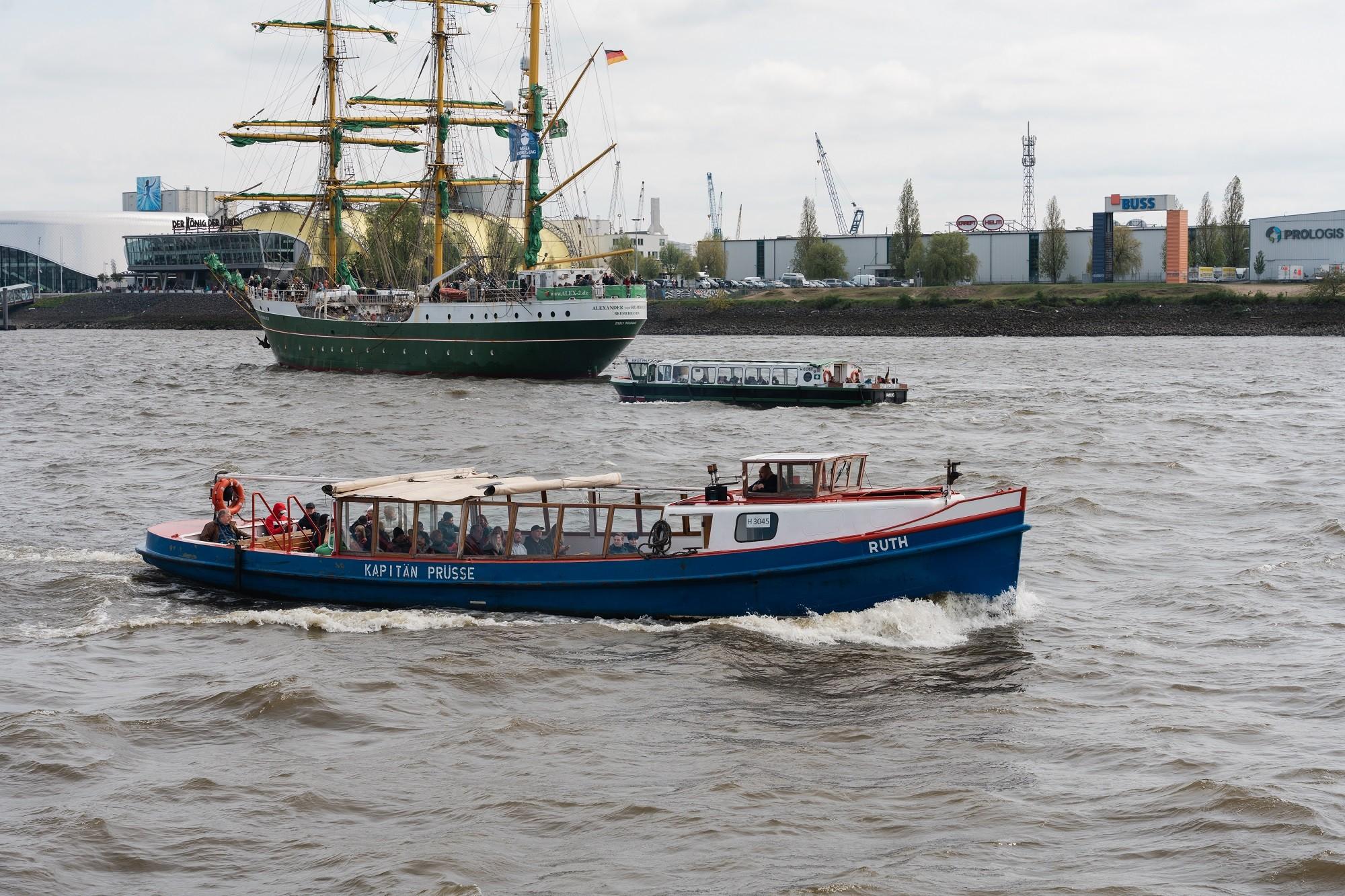 Barkasse Ruth im Hamburger Hafen mit Segelschiff im Hintergrund