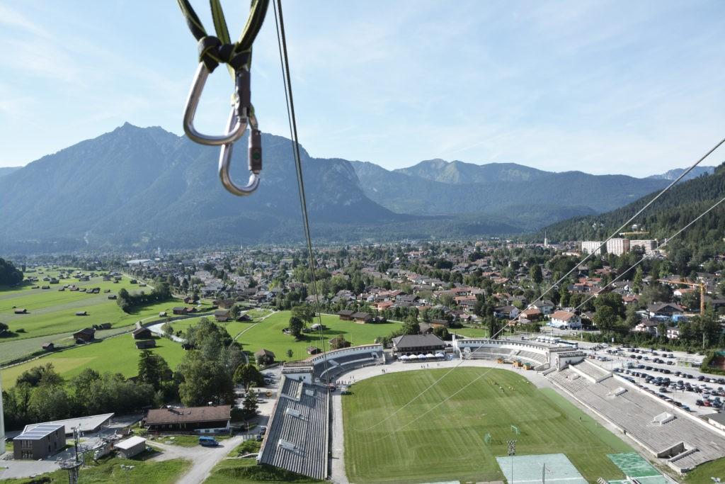 Blick vom Flying Fox Garmisch-Partenkirchen ins Olympiastadion