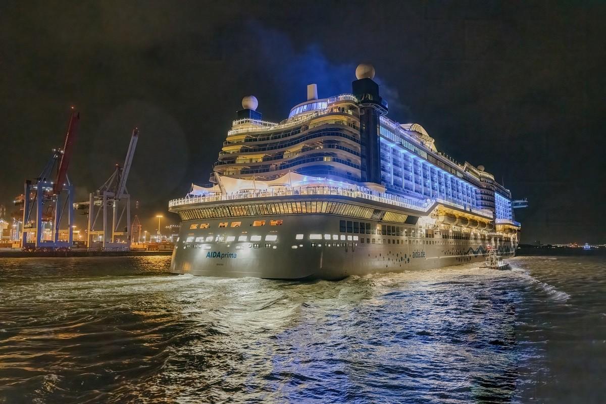 Beleuchtetes Kreuzfahrtschiff AIDAprima bei Nacht