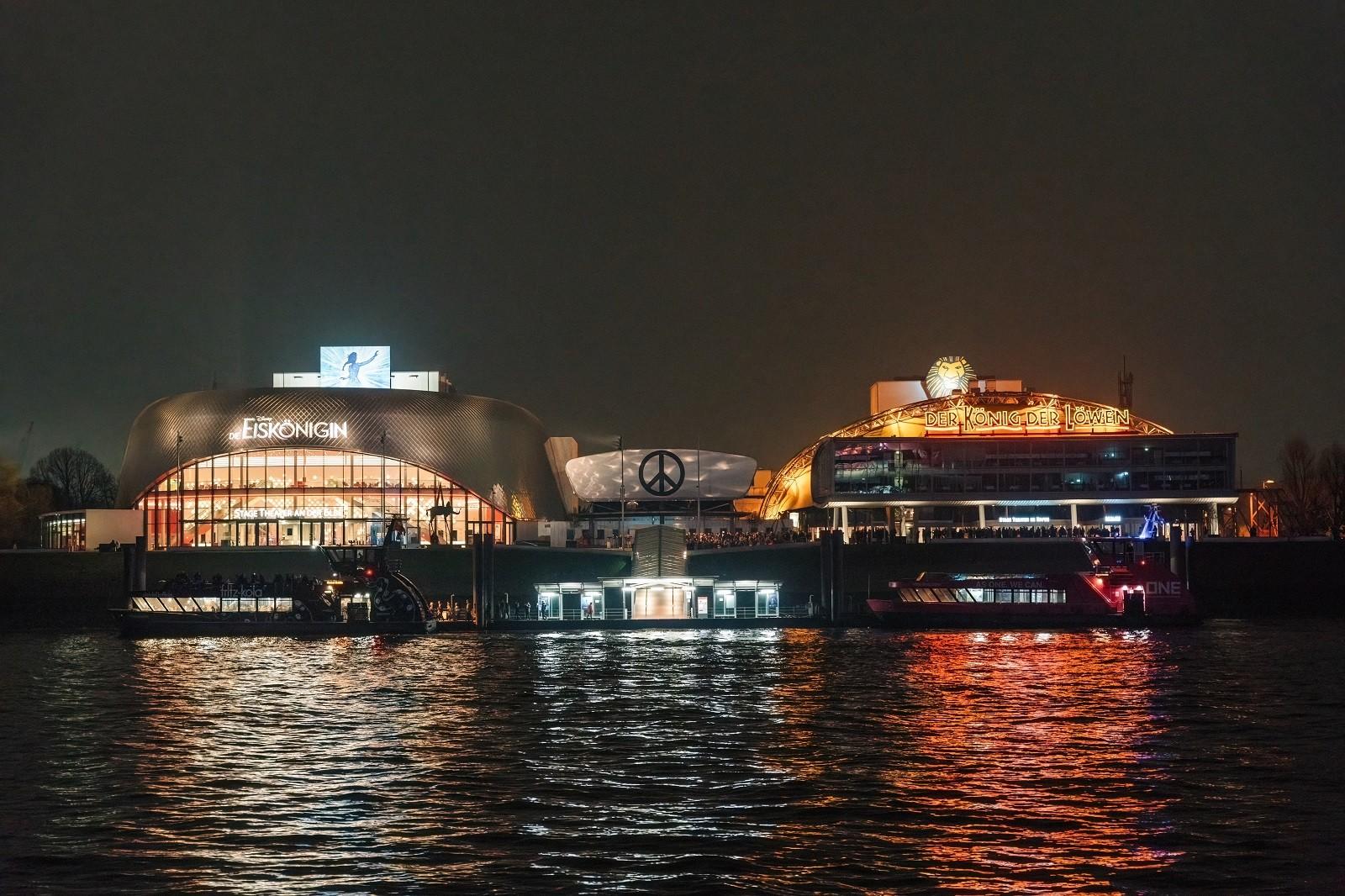 Theater an der Elbe und Stage-Theater am Hamburger Hafen bei Nacht